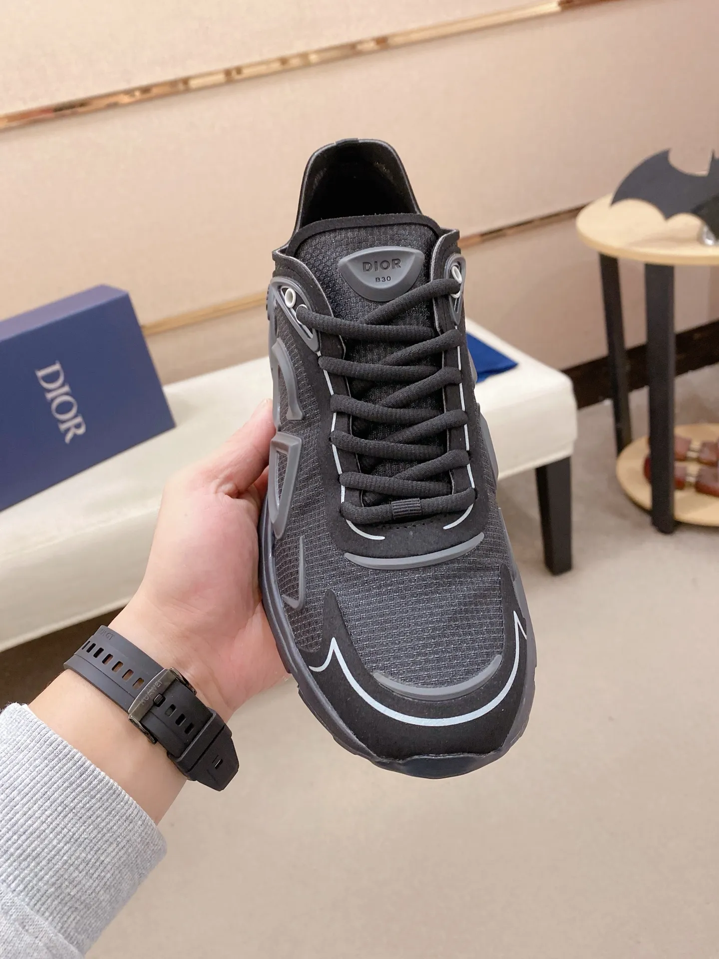 Ex-factory price: 480💰[Celebrate][Celebrate][Celebrate] Wang Junkai, the latest DIOR brand ambassador launched in 2022, brilliantly performs Dior's new B30 sneakers, using modern lines and technical fabrics to create a smart and casual style. The new sports shoes follow the trend of the retro market. The DadShoes-style tongue has the Dior logo. The B30 is made of fine-textured leather and mesh cloth. There are conspicuous letters CD on both sides of the shoe body to indicate identity. The original 1:1 replica of the top version is code number: 38-44. Can be customized45